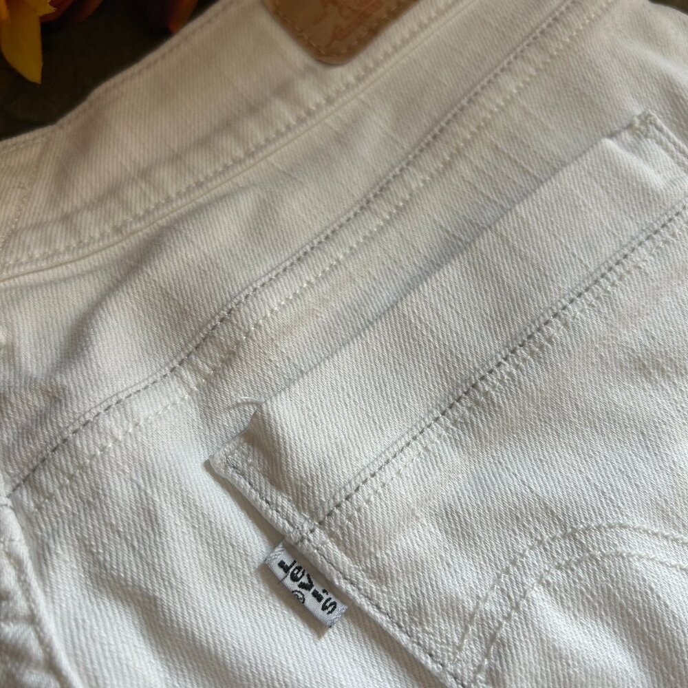 Levi’s Classic Denim Jean Shorts in White, Size 8 (NEW) - Picture 15 of 16